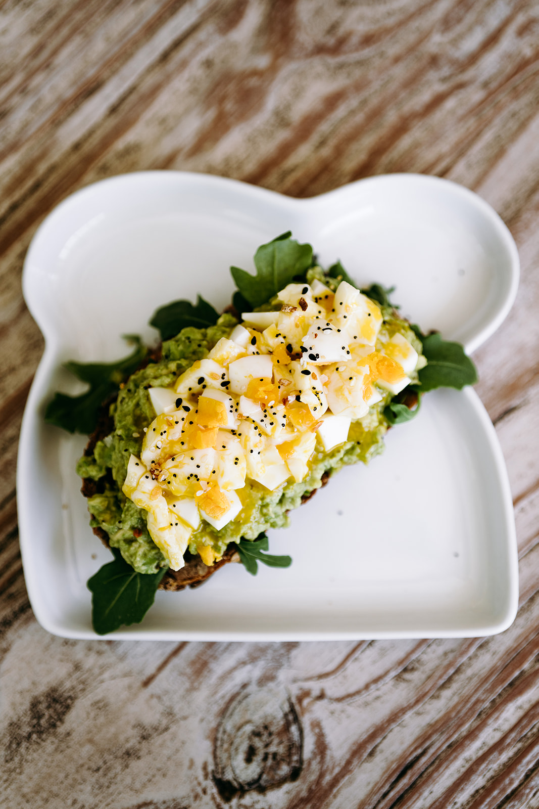 This simple, yet delicious avocado toast recipe is the best because it's easily customizable. Get all the details on the blog at kirstenturk.com | It's the perfect healthy breakfast idea to start the day!