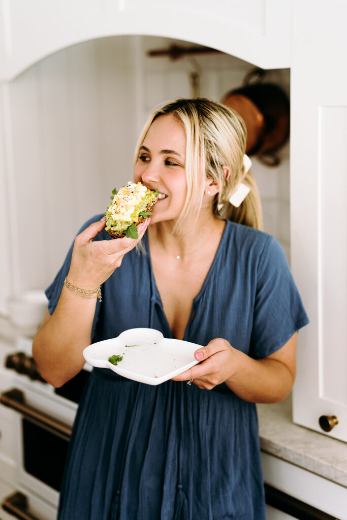 This simple, yet delicious avocado toast recipe is the best because it's easily customizable. Get all the details on the blog at kirstenturk.com | It's the perfect healthy breakfast idea to start the day!